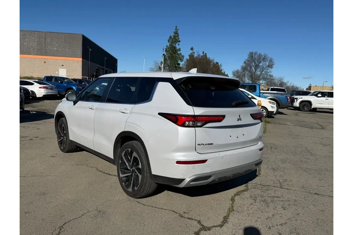 $23500 : Mitsubishi Outlander 2024 SE image 3