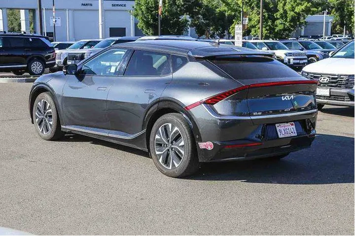 $27991 : Kia EV6 2024 Wind 4dr Crosso image 2