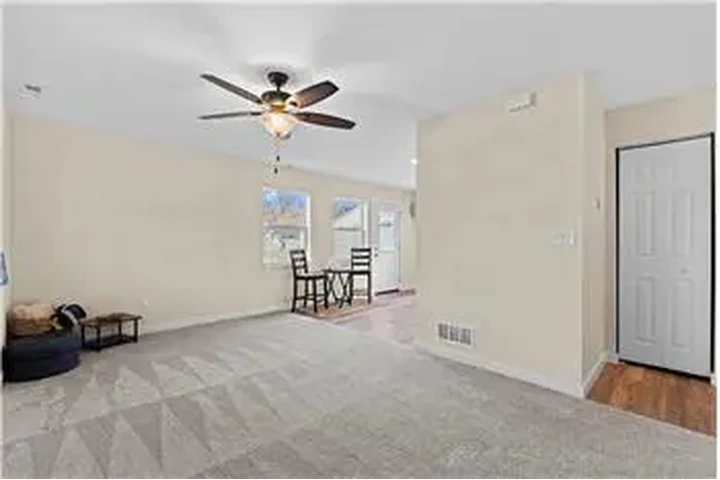 $700 : Rental property with 2 bedro image 2
