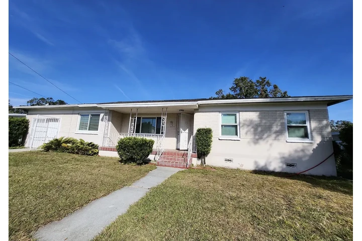 $1000 : Newly renovated Home image 2