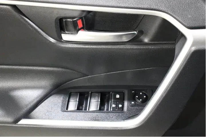 $29998 : Toyota RAV4 2021 AWD XLE Pre image 8