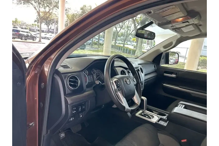 $27504 : Toyota Tundra 2017 4x4 SR5 4 image 6