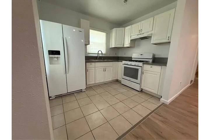 $800 : Beautiful Home...LAKEWOOD,CA image 5