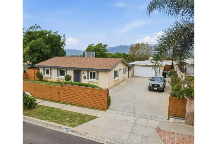 $2495 : 3 Bed 2 Bath in Inglewood image 1