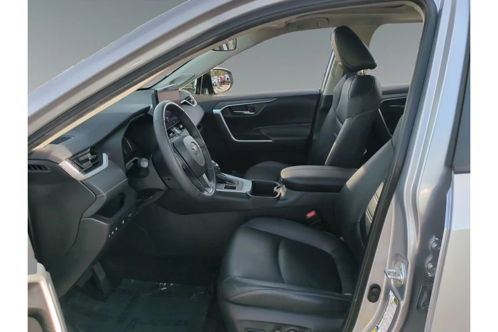 $32508 : Toyota RAV4 2024 AWD XLE Pre image 9