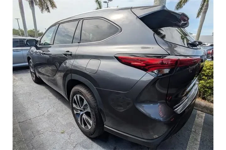 $33990 : Toyota Highlander 2022 XLE 4 image 4