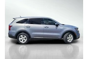 $24704 : Kia Sorento 2023 LX 4dr SUV thumbnail