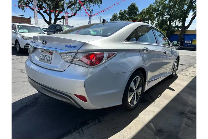 2011 Sonata Hybrid image 4