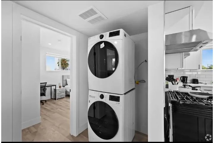 $1250 : LUXURY APARTMENT image 3