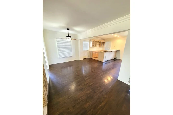 $2500 : 3 Bedroom Home In Koreatown image 3