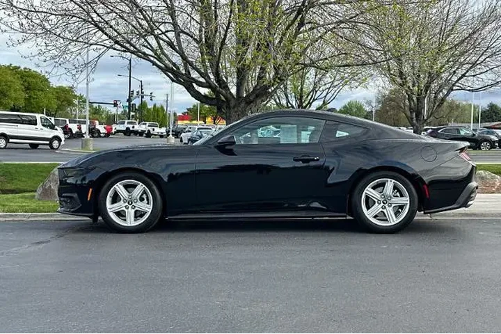 $31995 : Ford Mustang 2026 EcoBoost P image 5