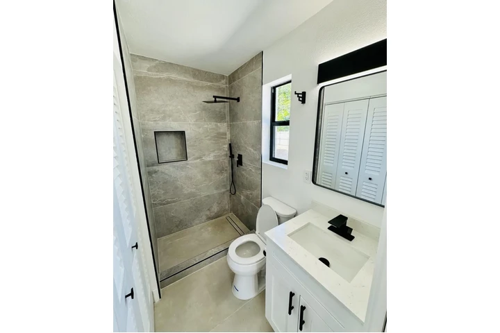 $1700 : 3 habitaciones y 2 baños compl image 5