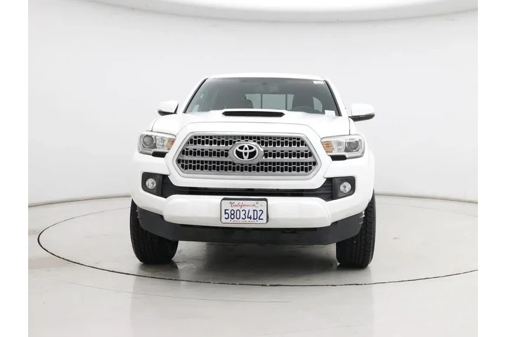 $31998 : Toyota Tacoma 2017 4x4 TRD S image 5