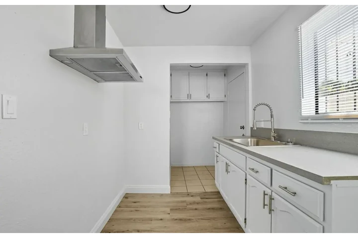$2000 : 2 Bedroom Apt Available in LA image 2