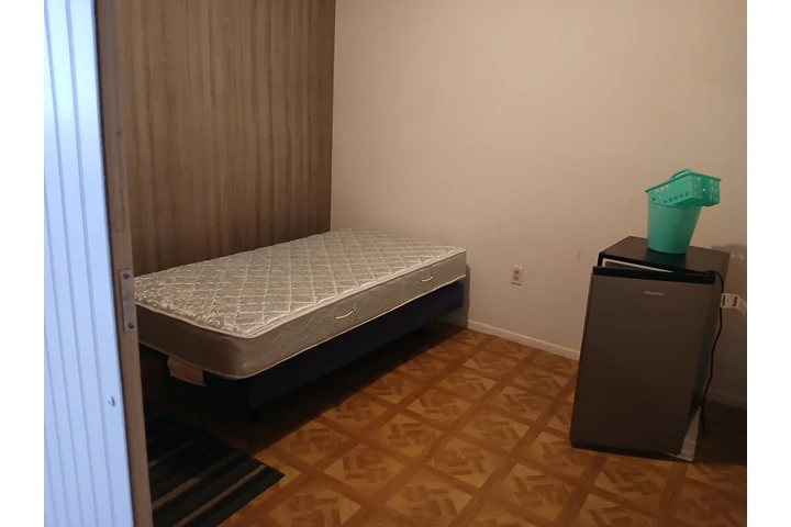 $650 : Rento cuarto solo dama image 3