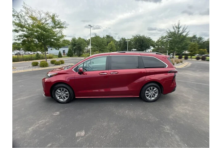 $50000 : Gold Certified2024 Sienna XLE image 10