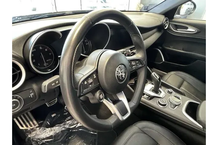 $27990 : Alfa Romeo Giulia 2022 AWD T image 9