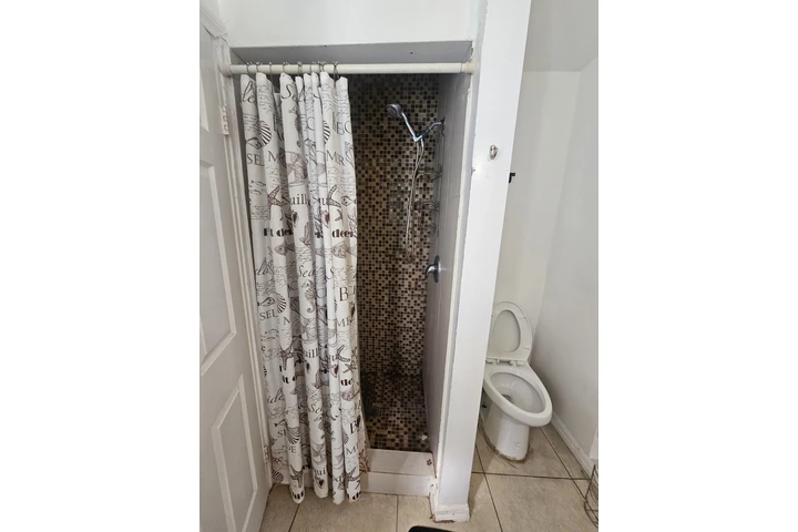 $1200 : Rento cuarto con bano privado image 6