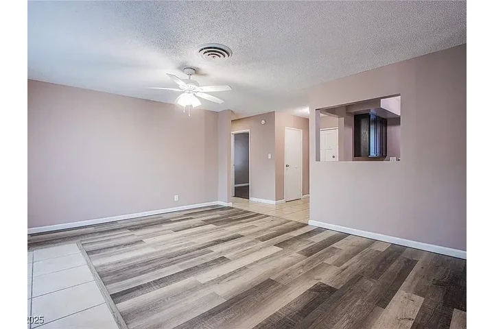 $900 : Charming SINGLE-STORY 3-Bedroo image 4