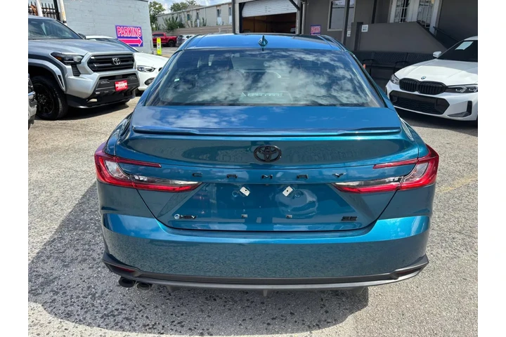 2025 Camry SE image 5
