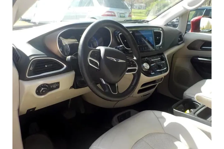 $13774 : 2018 Pacifica Touring-L FWD image 10