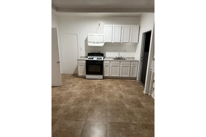 $1400 : 1 bed room unit image 3