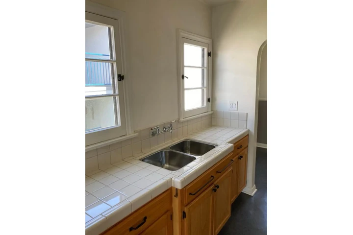 $1950 : 2 BEDROOM APT IN LOS ANGELES image 5
