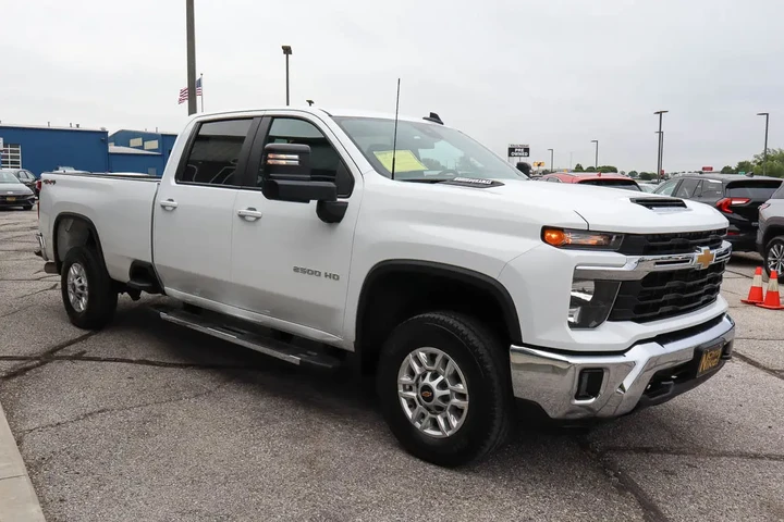 $59988 : 2025 Silverado 2500HD 4WD Cre image 3
