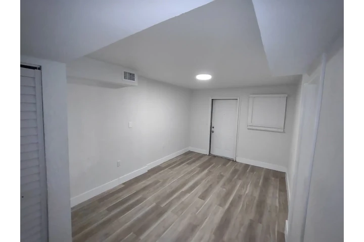 $2200 : Modern 2-Bed Home in Miami image 1
