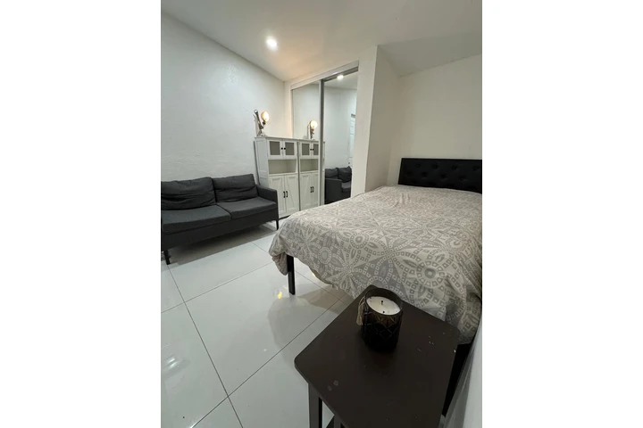 $900 : Se Renta Habitación (Miami) image 1