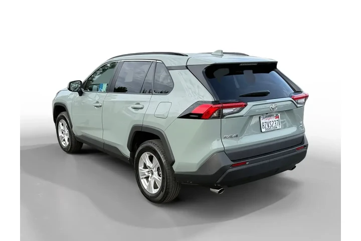 $26700 : Toyota RAV4 2021 AWD XLE 4dr image 3