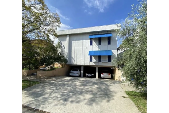 $1570 : Spacious 1 Bed Apt in Gardena image 1