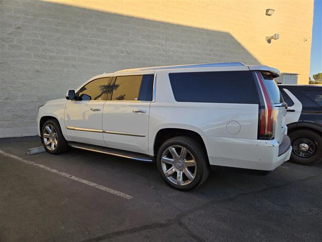 $45336 : Pre-Owned 2020 Escalade ESV L image 2