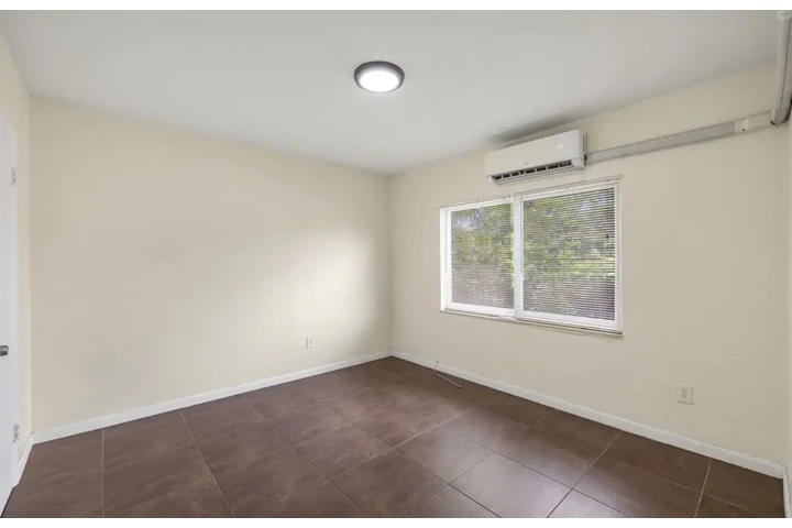 $1950 : 2 Bedroom Apt in Los Angeles image 6