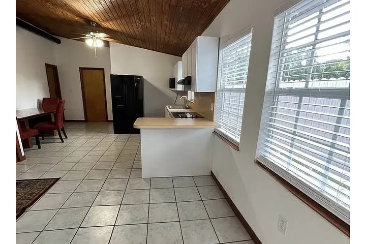 $1750 : HOUSE AVAILABLE NOW IN MIAMI image 6