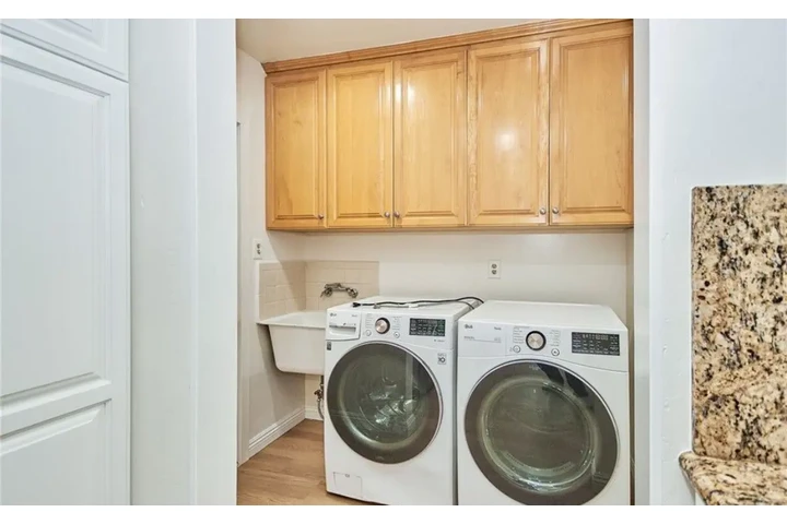 $2520 : Spacious 3Bedroom in Inglewood image 5
