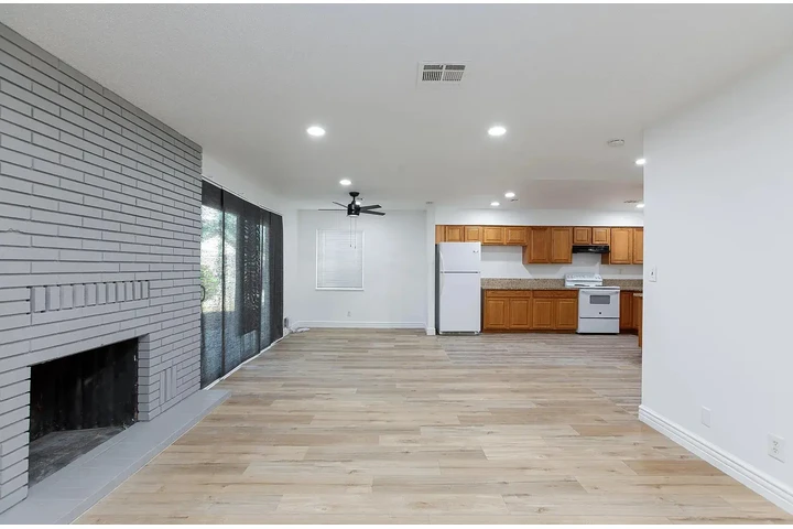 $1000 : spacious space and kitchen image 5