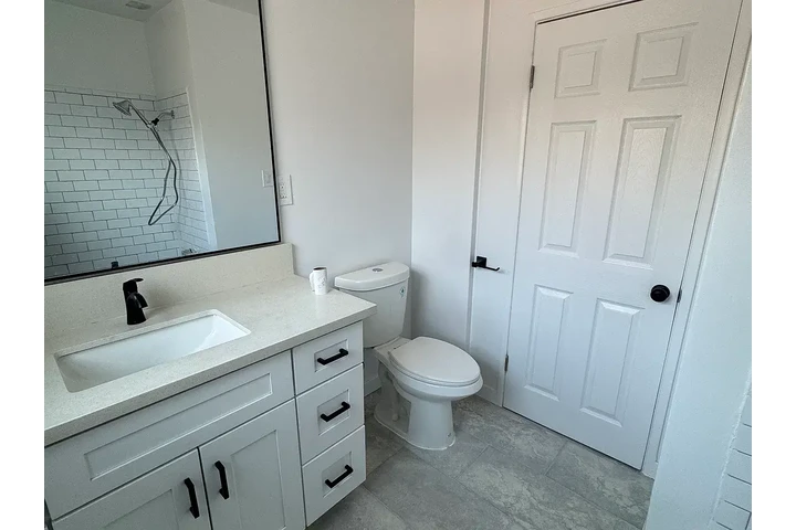 $2000 : Cloverlawn Dr, South Gate, CA⚠ image 3