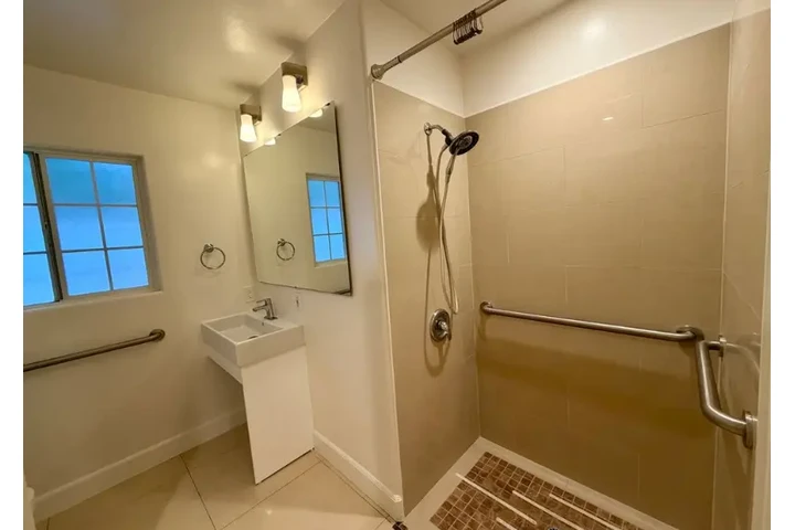 $2370 : 3bed house available for rent image 8