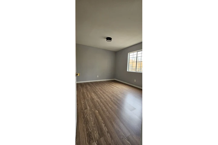 $3395 : 4 bedroom 2 banos se aquilar image 7