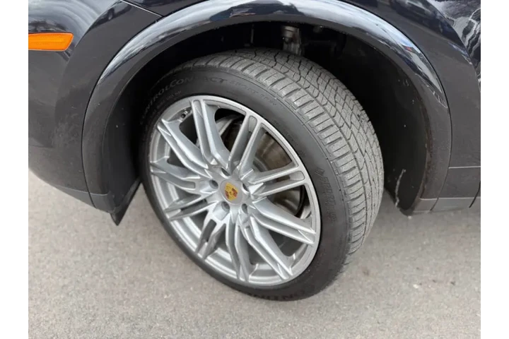 $23999 : 2017 Cayenne Platinum Edition image 2