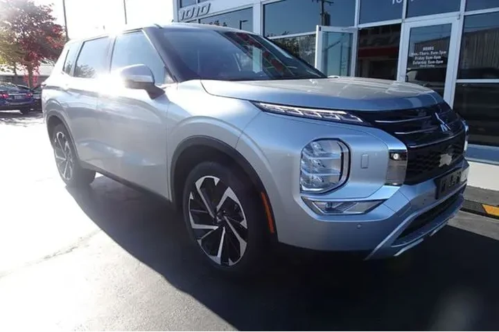 2024 Outlander image 2