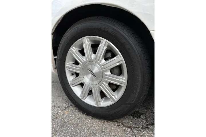 2010 Town Car Signature Limit image 7