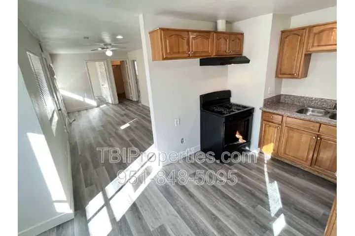 $1925 : Rento casita En San Bernardino image 4