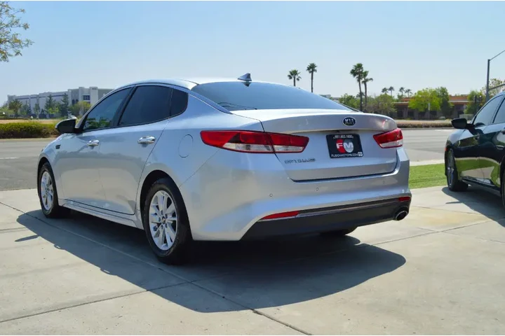 $13265 : Used 2018 Optima LX Auto for image 3