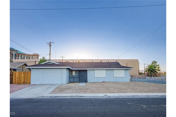 $900 : Charming SINGLE-STORY 3-Bedroo image 1