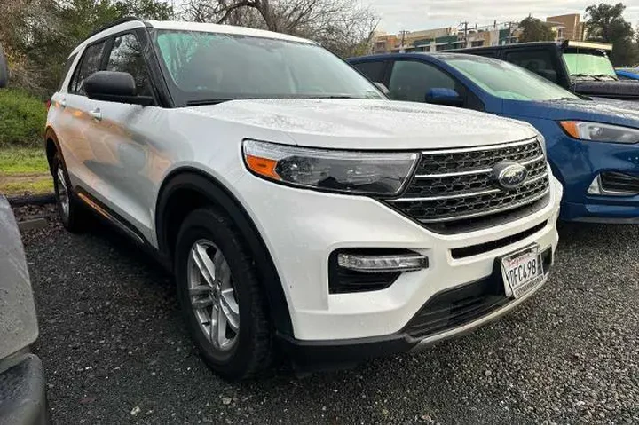 $28499 : Ford Explorer 2022 AWD XLT 4 image 2