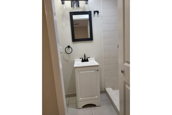 $2480 : 3 bedroom House in Los Angeles image 9