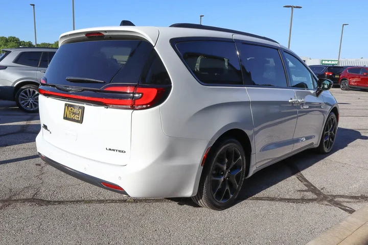 $35387 : 2025 Pacifica Limited FWD image 4