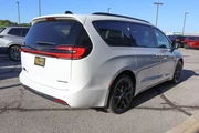 $35387 : 2025 Pacifica Limited FWD thumbnail